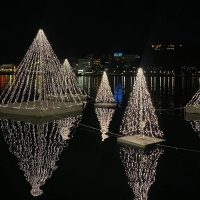 Άναμμα Χριστουγεννιάτικων δέντρων σε στεριά και θάλασσα, στη Χαλκίδα